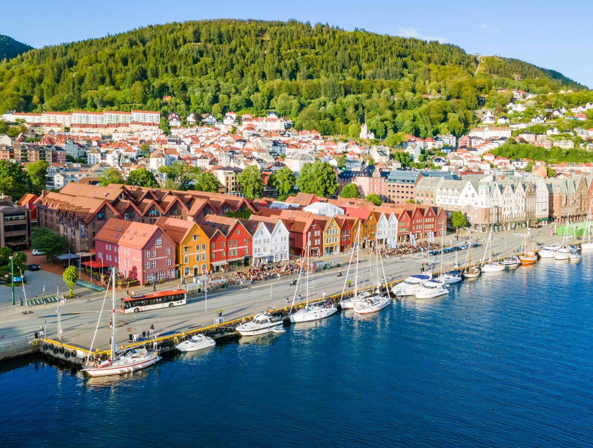 View To Bryggen - Renovated Dec 24 - Historic Cobblestone Street Apartment Bergen Bagian luar foto