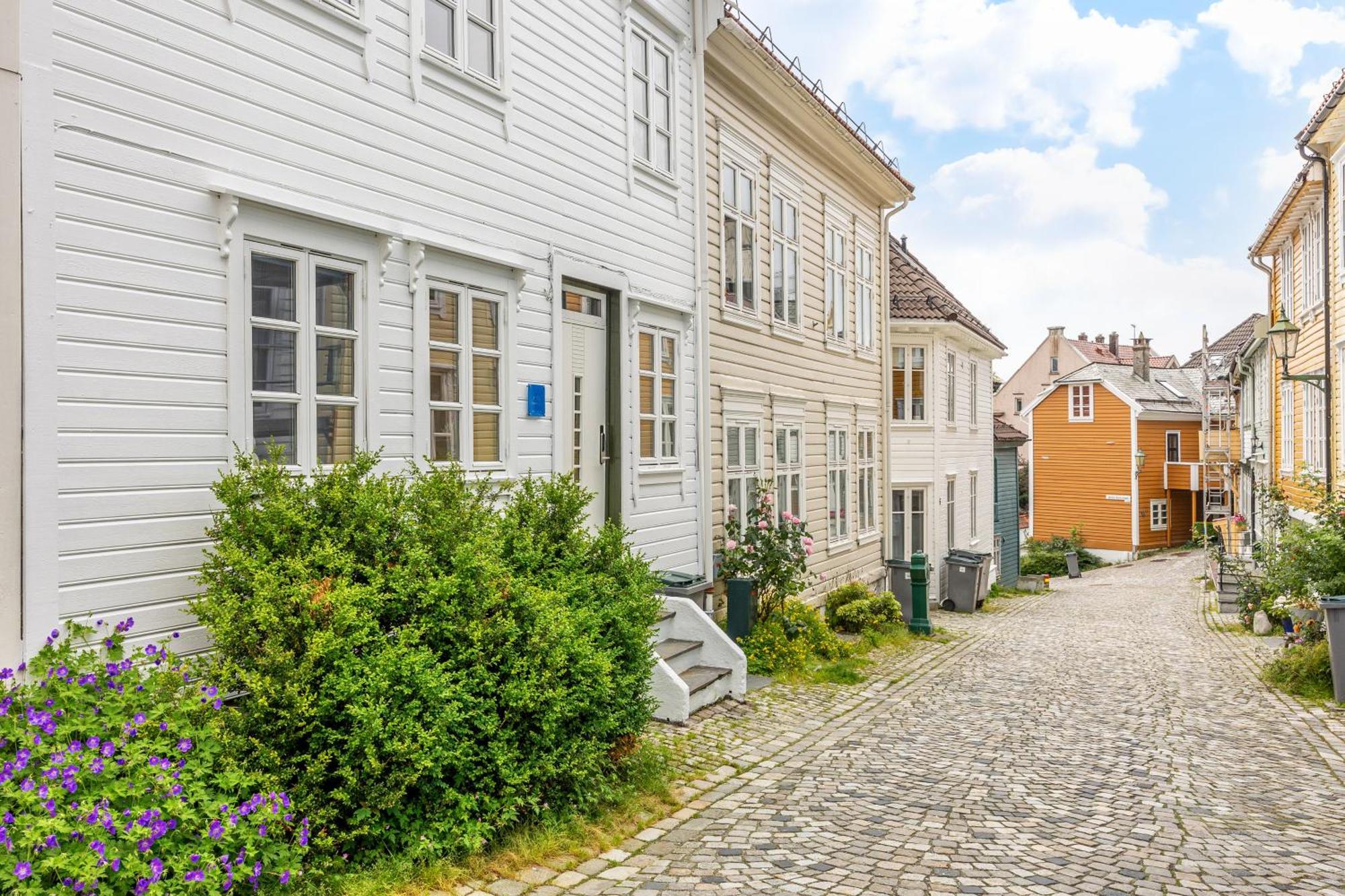 View To Bryggen - Renovated Dec 24 - Historic Cobblestone Street Apartment Bergen Bagian luar foto